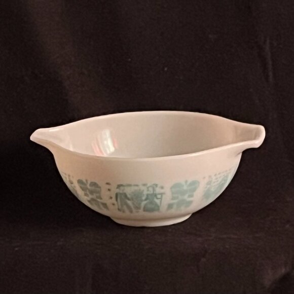 Vintage Pyrex ‘Amish Butterprint ‘Cinderella’ Nesting Mixing Bowl* - Picture 4 of 6